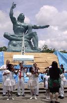 Children from New York play violin in Nagasaki